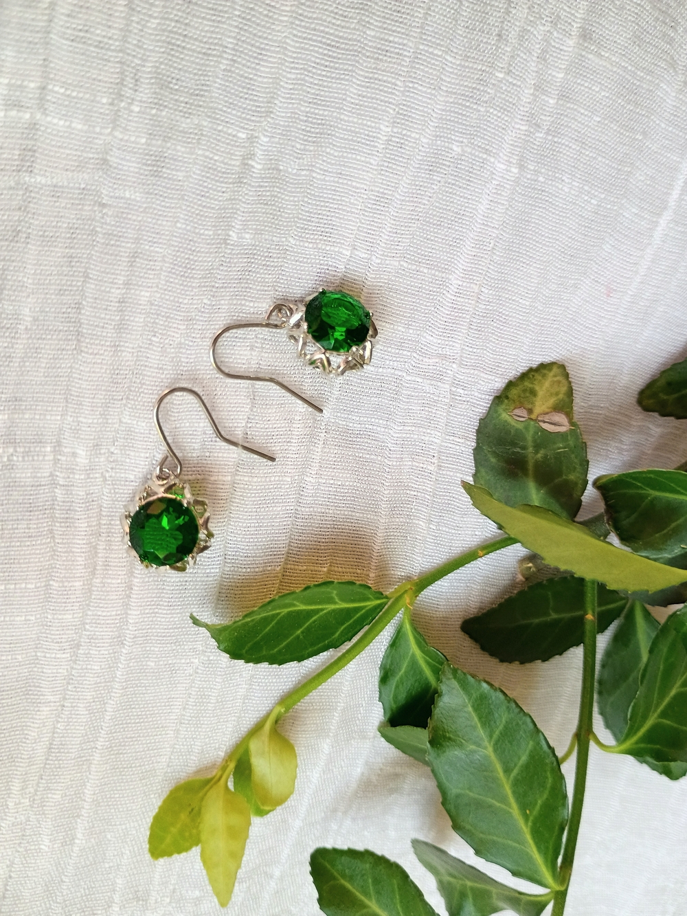 👑 REGENCY CORE 👑 VTG faceted emerald green glass crystal earrings, Fairy Core